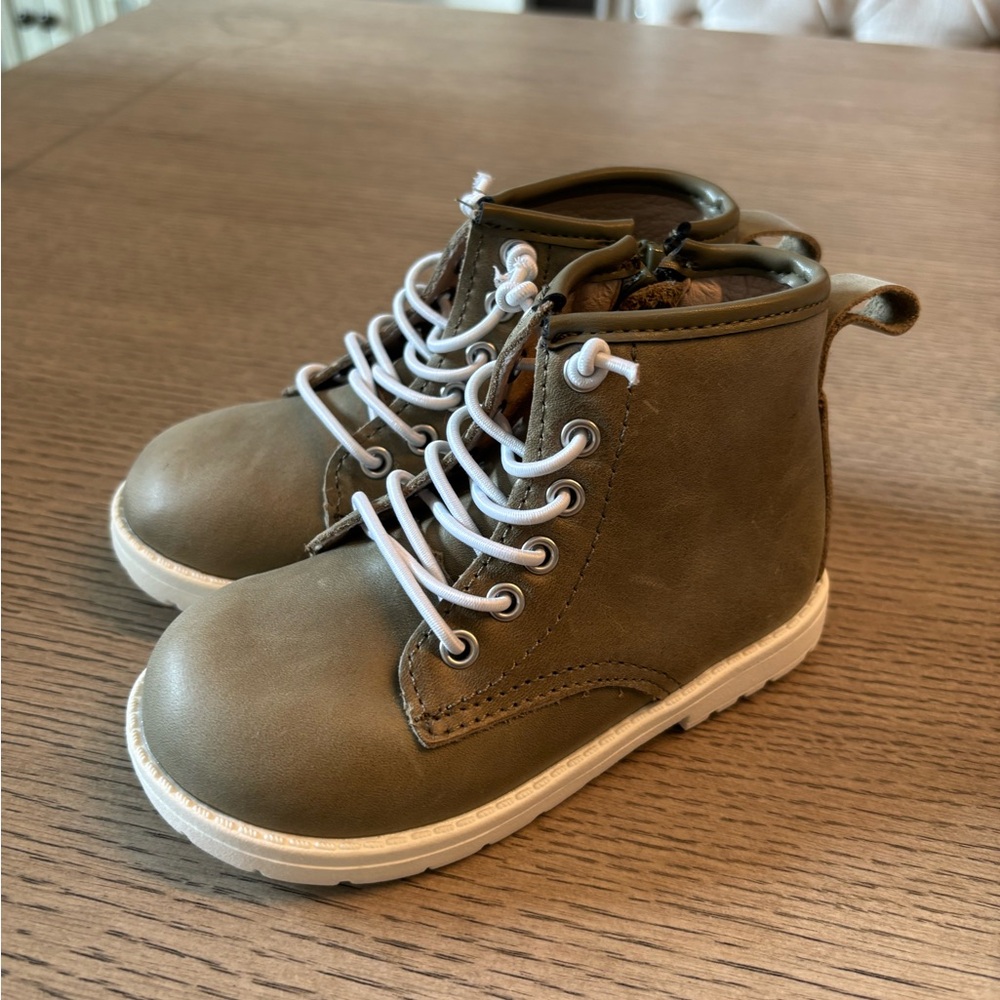 Little loved and co size 6 NWOT olive boots. Brand new!